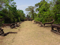 http://www.canbypublications.com/siemreap/temples/photos-temples/ph-bantsam3h.jpg